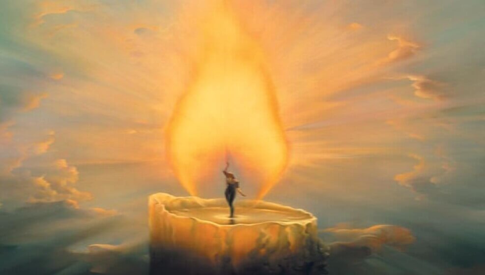 Frau tanzt im Kerzenlicht