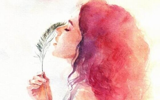 Frau mit einer Feder in der Hand