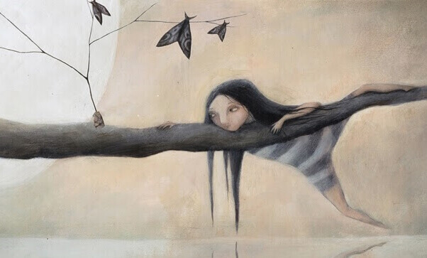 Mädchen hängt auf einem Baumstamm