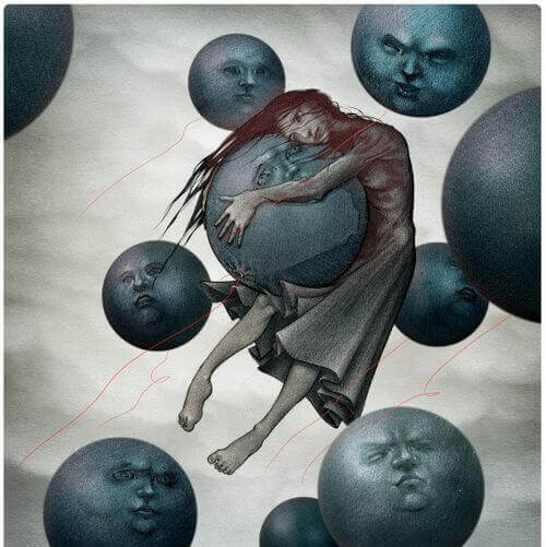 Mädchen umarmt Mond in einer Gruppe von Monden