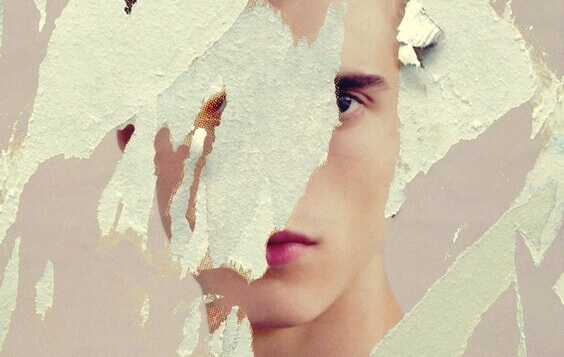 Zerrissenes Plakat, auf dem ein Gesicht zu sehen war