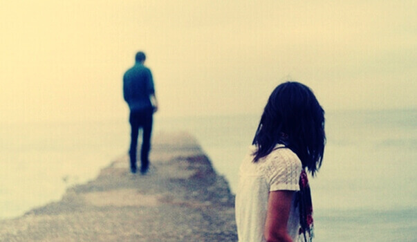 Mann entfernt sich von trauriger Frau