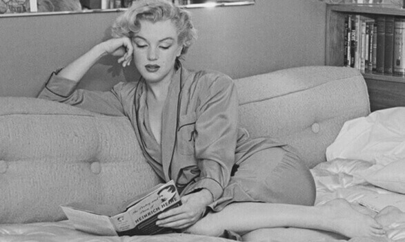 Marilyn Monroe beim Lesen auf der Couch