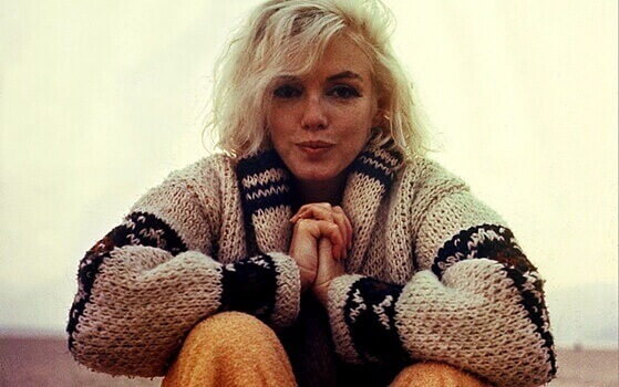 Marilyn Monroe mit warmer Strickjacke