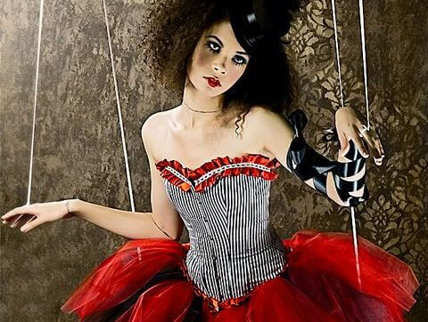Frau als Marionette