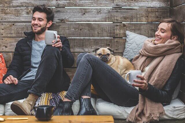 Paar mit Hund auf einer Couch