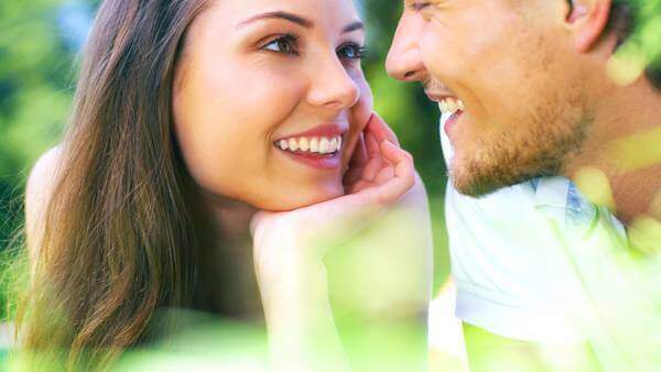 Paar sieht sich verliebt an