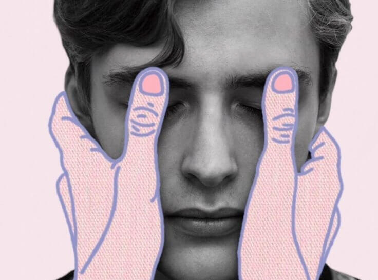 Die Augen eines Mannes werden von rosafarbenen Händen verschlossen