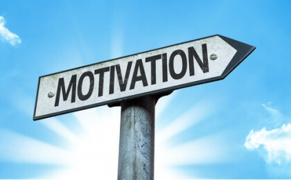 Ein Wegweiser trägt die Aufschrift Motivation.