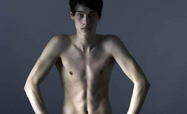 Junger, dünner Mann