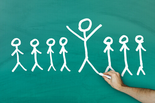 Strichmännchen auf eine Tafel gezeichnet.