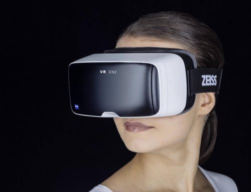 Frau mit Virtual-Reality-Brille