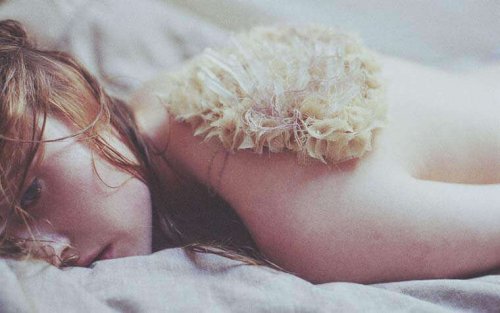 Frau, die traurig im Bett liegt