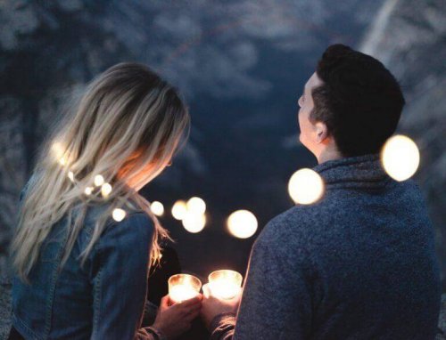 Paar, das von Lichterketten und Kerzen umgeben ist