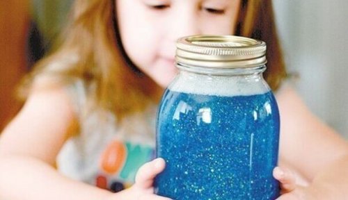 Das Beruhigungsglas: Ein glitzerndes Spielzeug, um dein Kind zu beruhigen