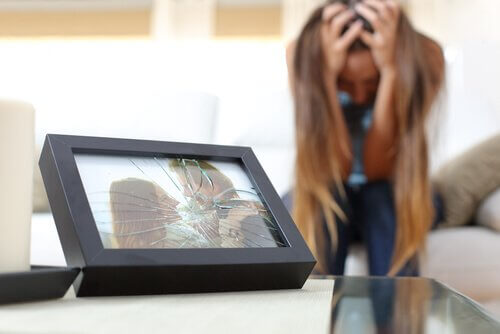 Zerstörtes Foto eines glücklichen Paares