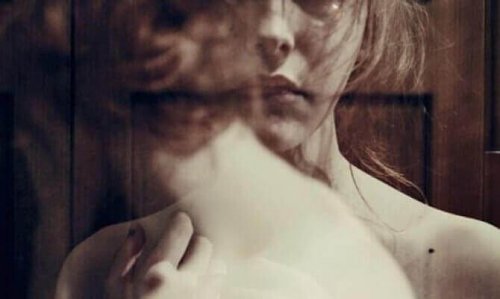 Frau mit einer Borderline-Persönlichkeitsstörung