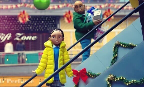 Szene aus BBC Kurzfilm "The Supporting Act" - Vater und Tochter im Einkaufszentrum