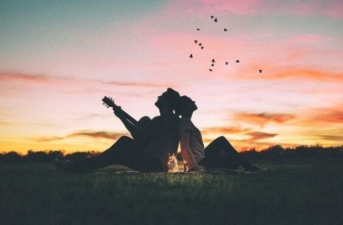 Mann, der für seine Partnerin auf der Gitarre spielt