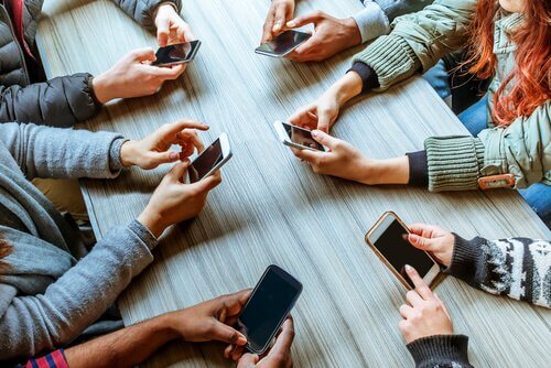 Phubbing: Wie Handys unsere Beziehungen zerstören