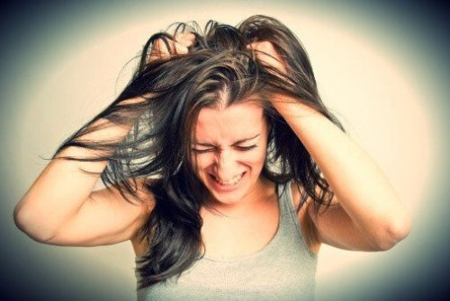 Frau, die sich ihre Haare rauft