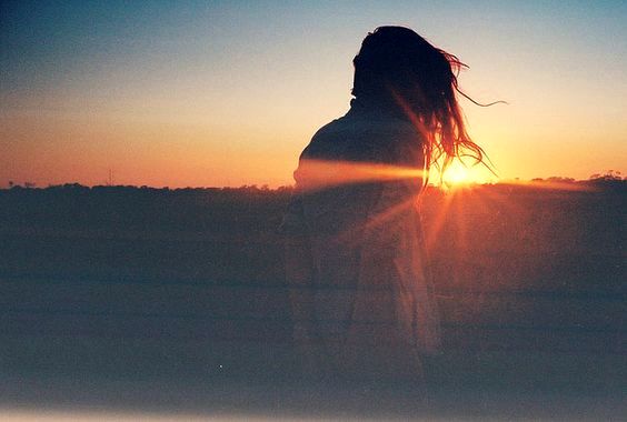 Frau bei Sonnenuntergang