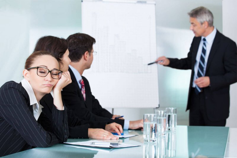 Frau langweilt sich bei der Arbeit