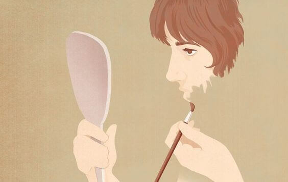 Frau malt ihr Gesicht