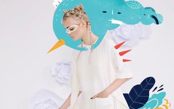 Frau inmitten von Zeichnungen