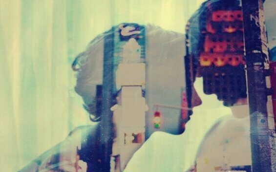 Silhouetten vor einer Stadt