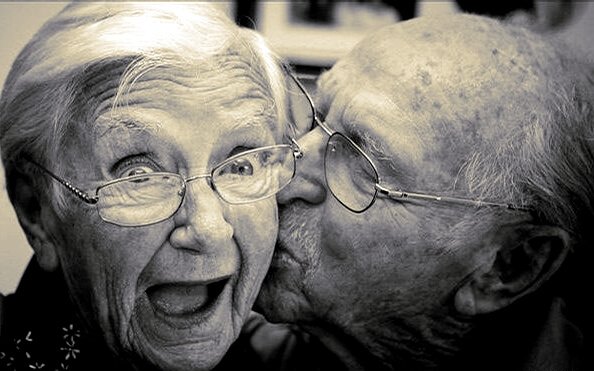 Ein älteres Ehepaar ist glücklich und immer noch verliebt wie am ersten Tag. 
