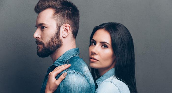 Frau umarmt Mann von hinten