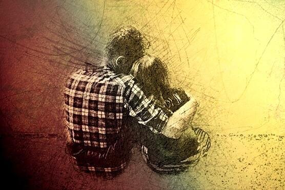 Paar hält sich im Arm