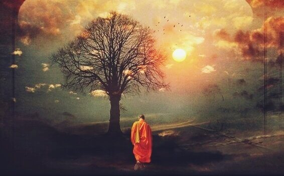 Buddhistischer Mönch vor einem Baum