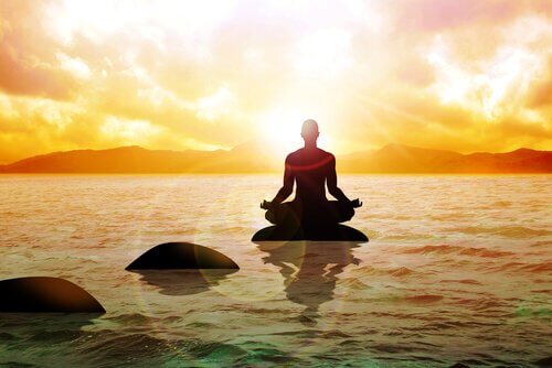 Buddhistischer Mönch beim Meditieren
