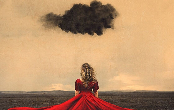 Dunkle Gewitterwolke schwebt über einem Mädchen im roten Kleid