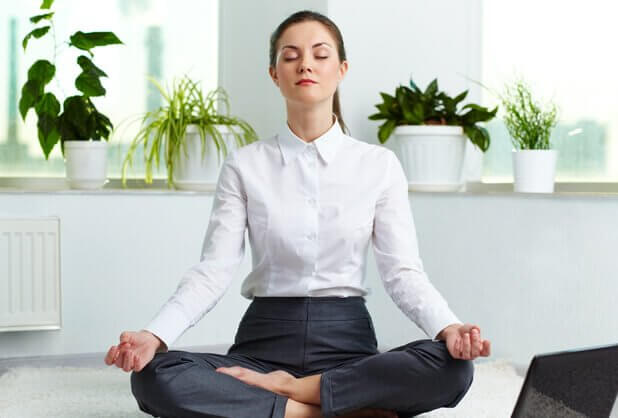 Frau, die meditiert und Atemübungen macht