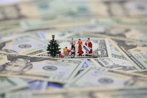 Weihnachtsfiguren stehen auf Geldscheinen