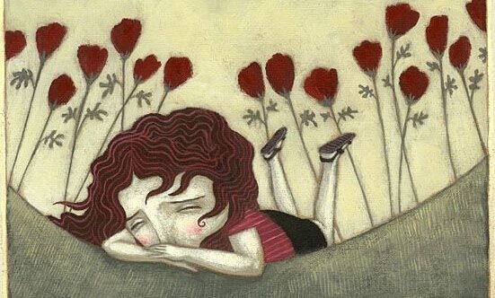 Ein trauriges Maedchen weint im Blumenfeld