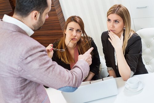 Kollege gibt zwei Frauen Anweisungen