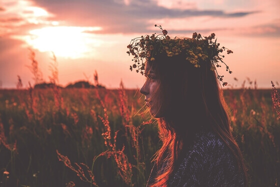 Frau mit Blumenkranz auf dem Kopf