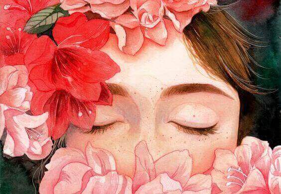 Frau mit geschlossenen Augen inmitten von Blumen