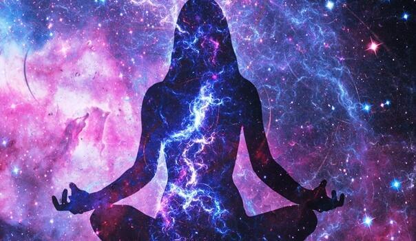 Frau meditiert vor Sternenhimmel