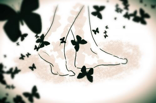 Füße zwischen Schmetterlingen