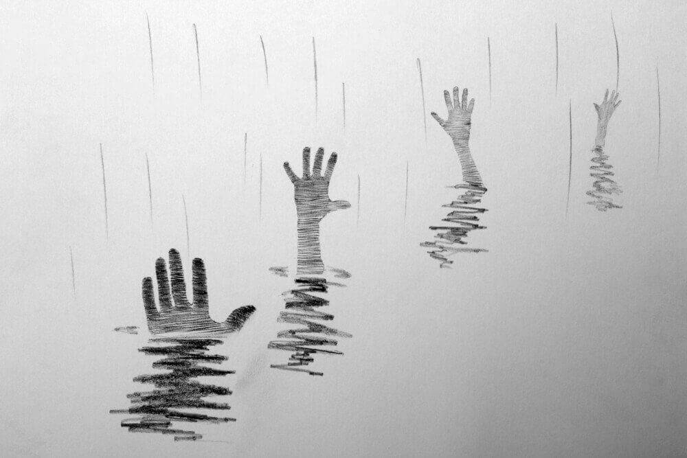 Hände, die aus dem Wasser ragen