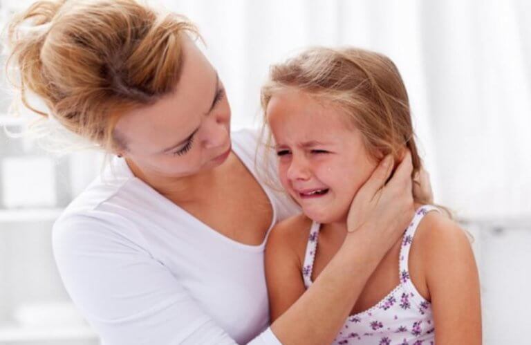 Kind hängt an seiner Mutter