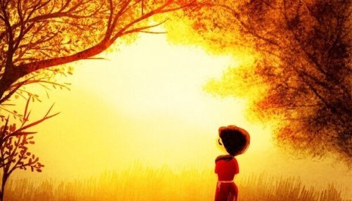 Mädchen schaut in hellen Himmel