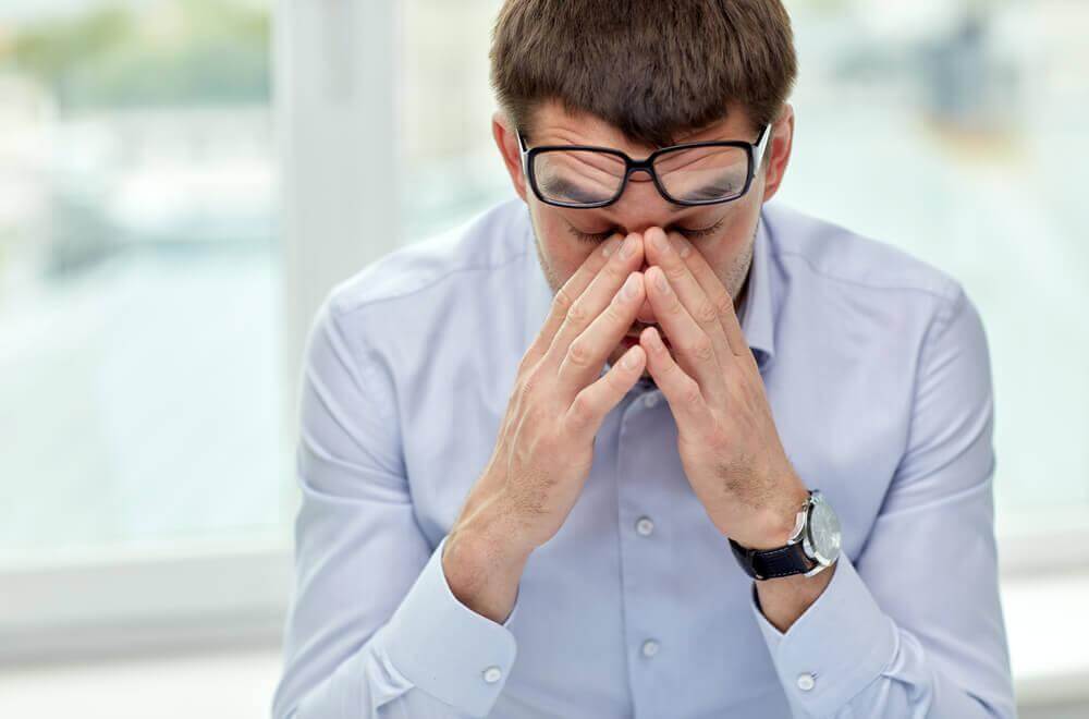 Verzweifelter Mann mit Brille