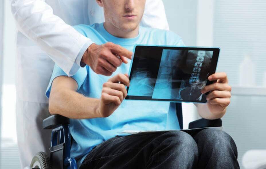 Gehbehinderter Patient mit Röntgenbild der Wirbelsäule
