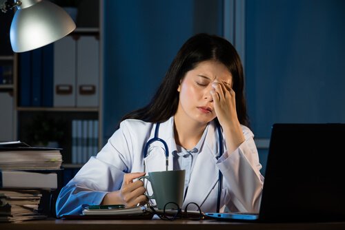 Müde Ärztin während Nachtschicht